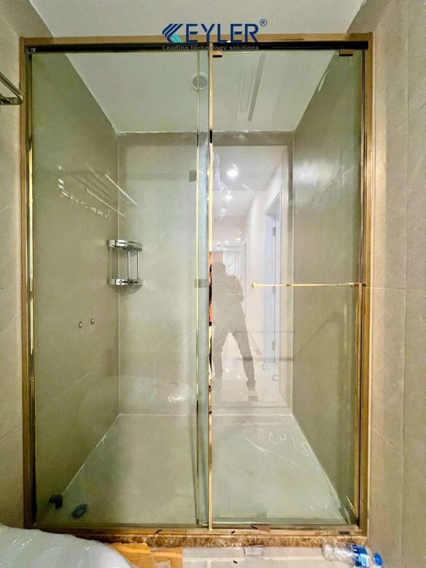 BÀN GIAO 3 BỘ VÁCH TẮM KÍNH HỆ SLIM MÀU VÀNG GOLD TẠI ROYAL CITY