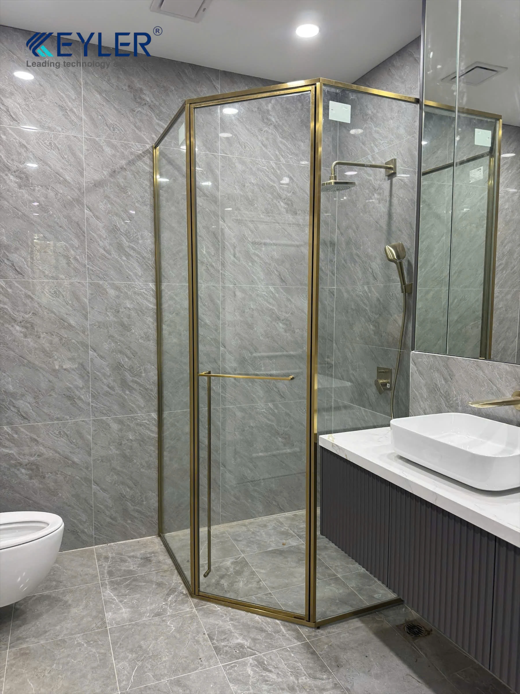 Bàn Giao Cabin Tắm Kính Màu Vàng Gold Sang Trọng tới Khách Hàng tại Đại Lải, Vĩnh Phúc