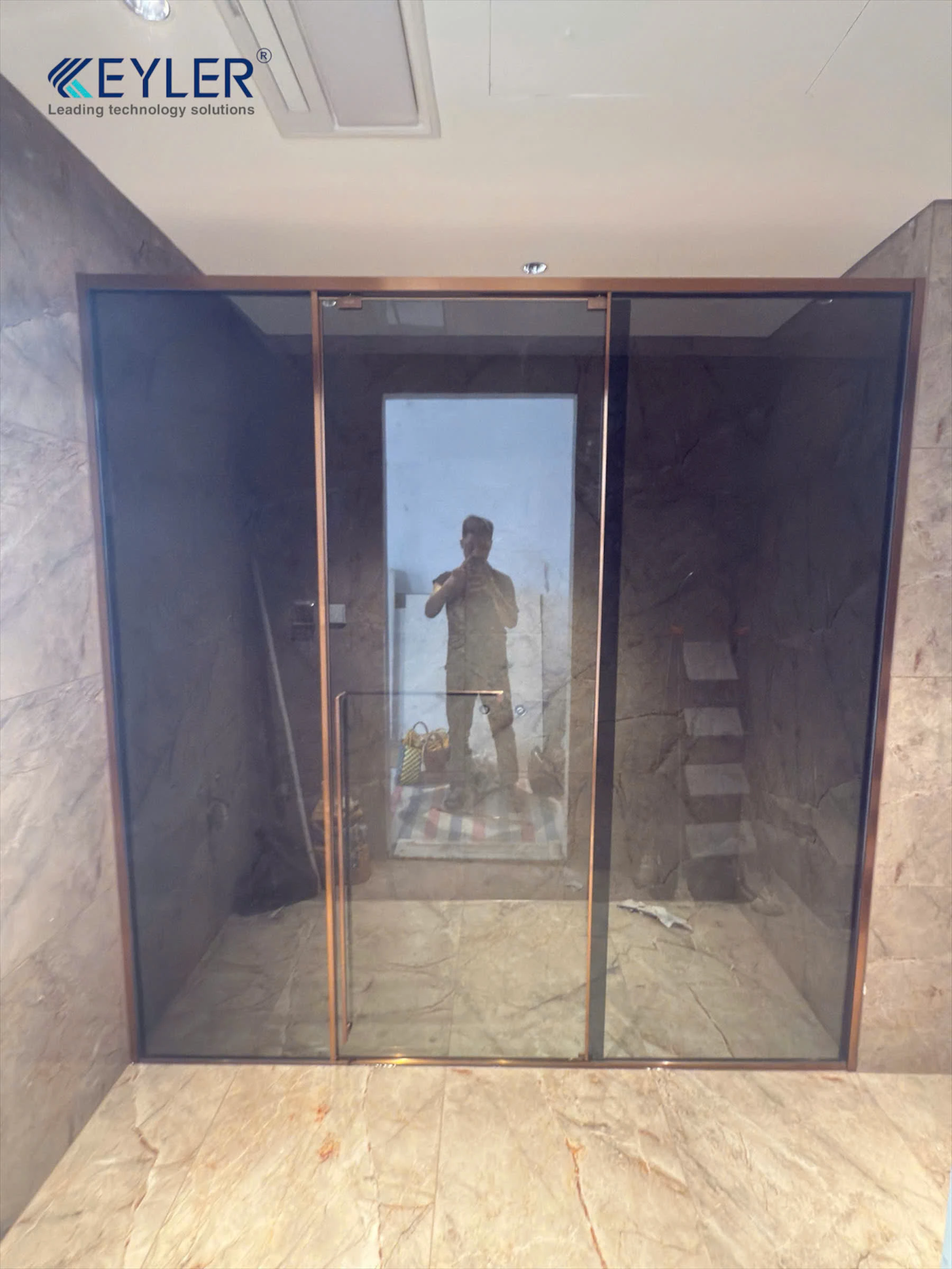 BÀN GIAO CABIN TẮM KÍNH MÀU VÀNG HỒNG – KÍNH XÁM KHÓI TẠI HANOI SIGNATURE