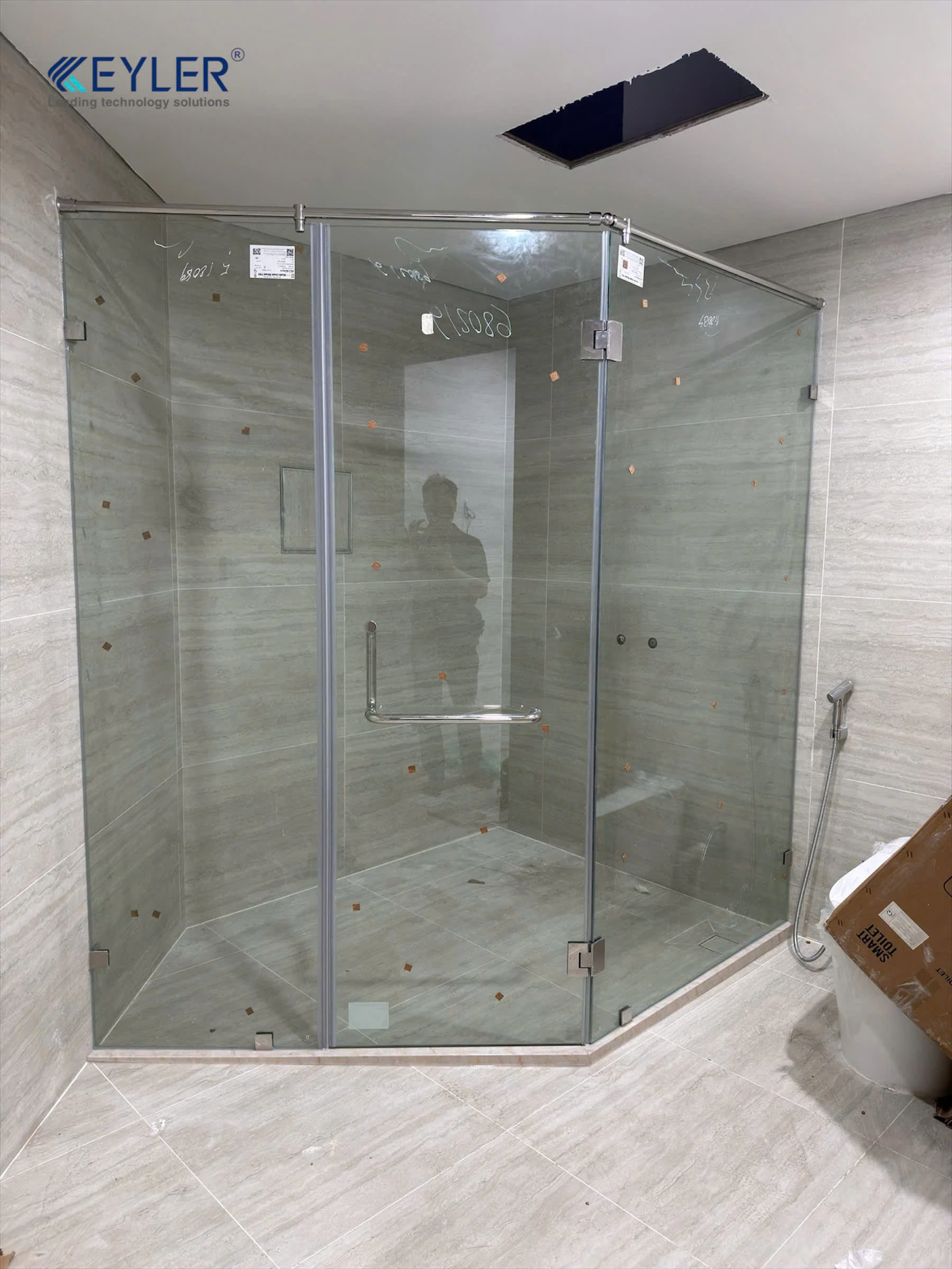 BÀN GIAO HỆ KẸP KÍNH KL-135KK GÓC 135° MỞ QUAY TẠI THANH TRÌ