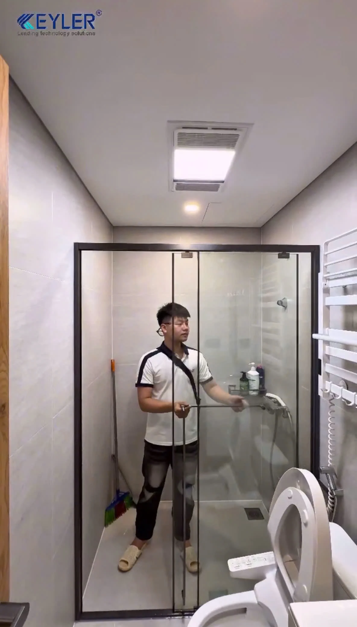 Cabin tắm kính Keyler KL323 - Hệ vách thẳng đứng 1 cánh lùa, inox 304 màu Grey thời thượng