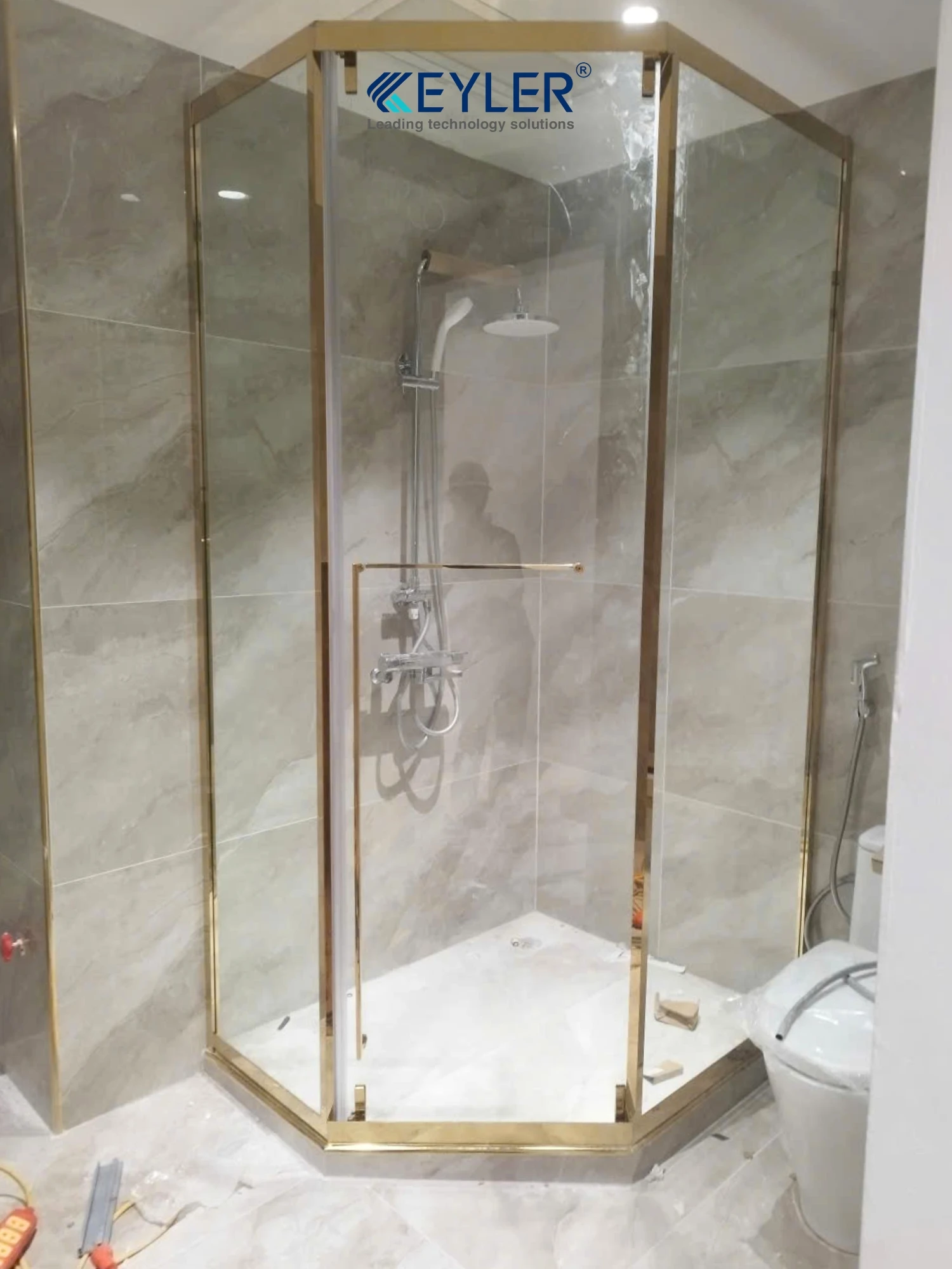 LẮP ĐẶT VÁCH TẮM KÍNH MÀU VÀNG GLOD CHO CÔNG TRÌNH CÔ HIỀN LONG BIÊN