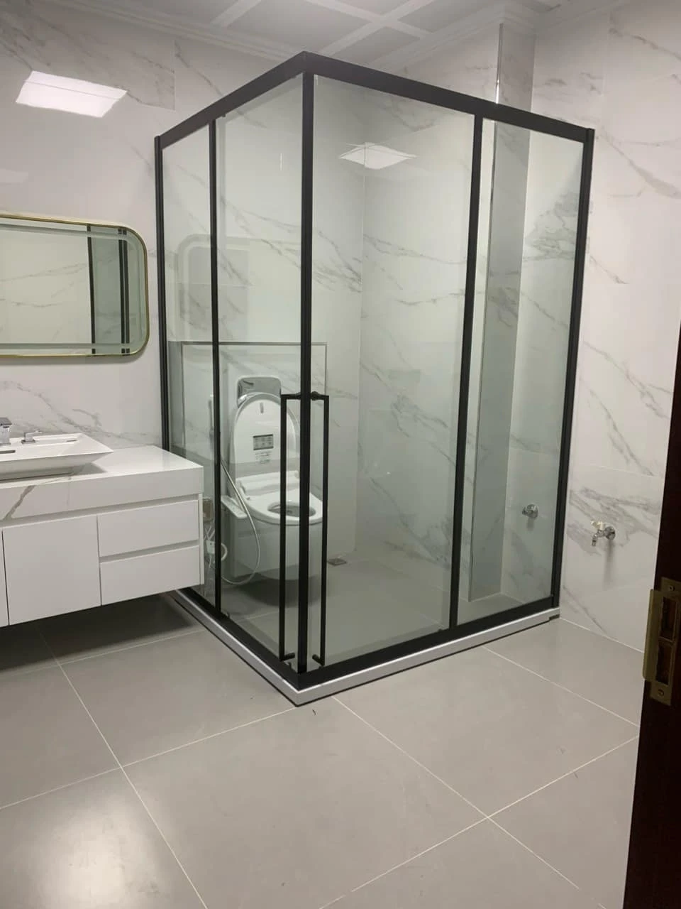 Lắp đặt cabin vách kính tắm tại khu chung cư tại Gia Lâm, Hà Nội