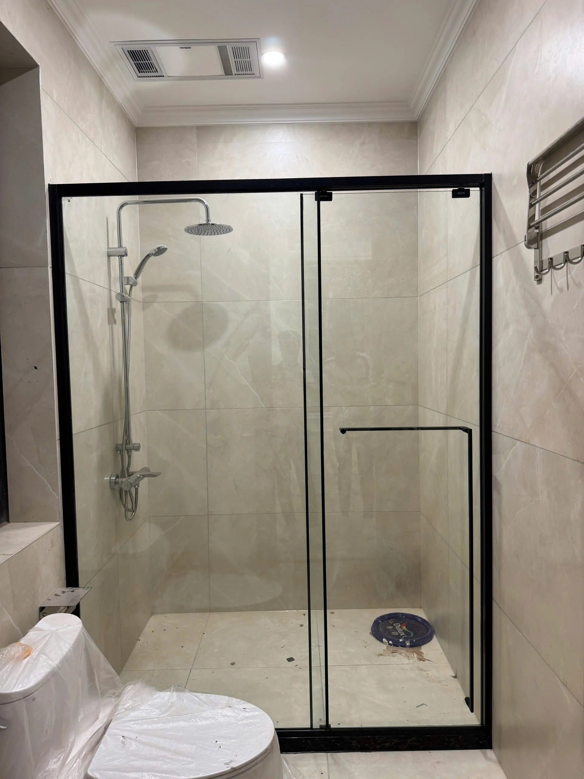 Hoàn thiện lắp đặt cabin tắm kính hiện đại tại 208 An Dương Vương, Hải Dương