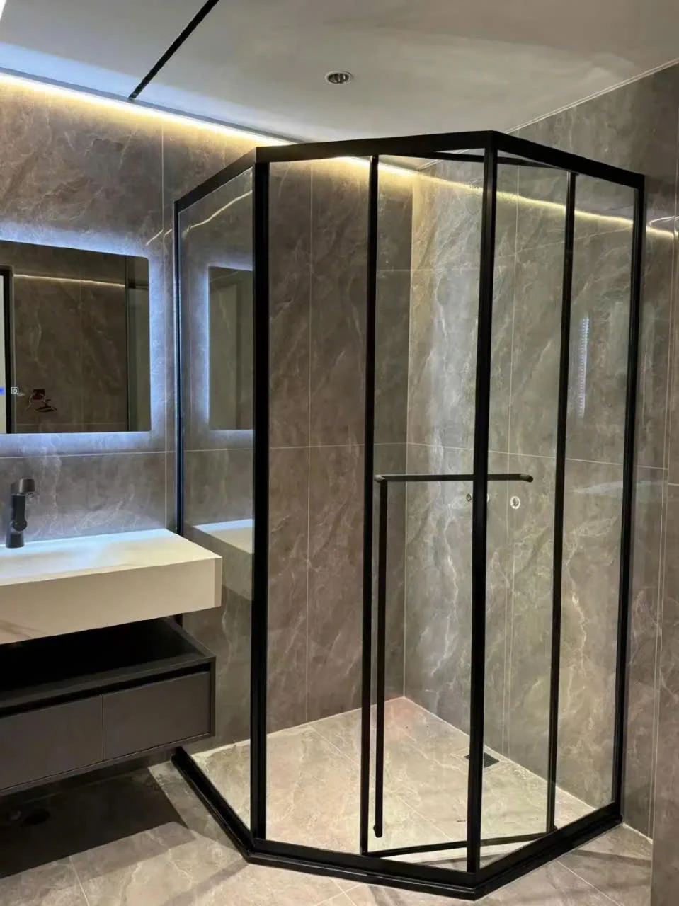 Lắp đặt vách tắm kính 135 độ tại Thanh Xuân, Hà Nội