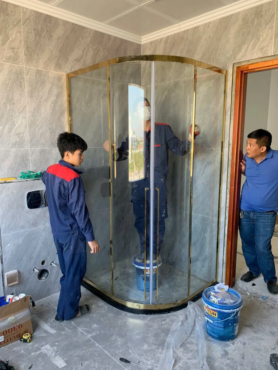 Các bước thi công lắp đặt vách tắm kính chuẩn kỹ thuật.