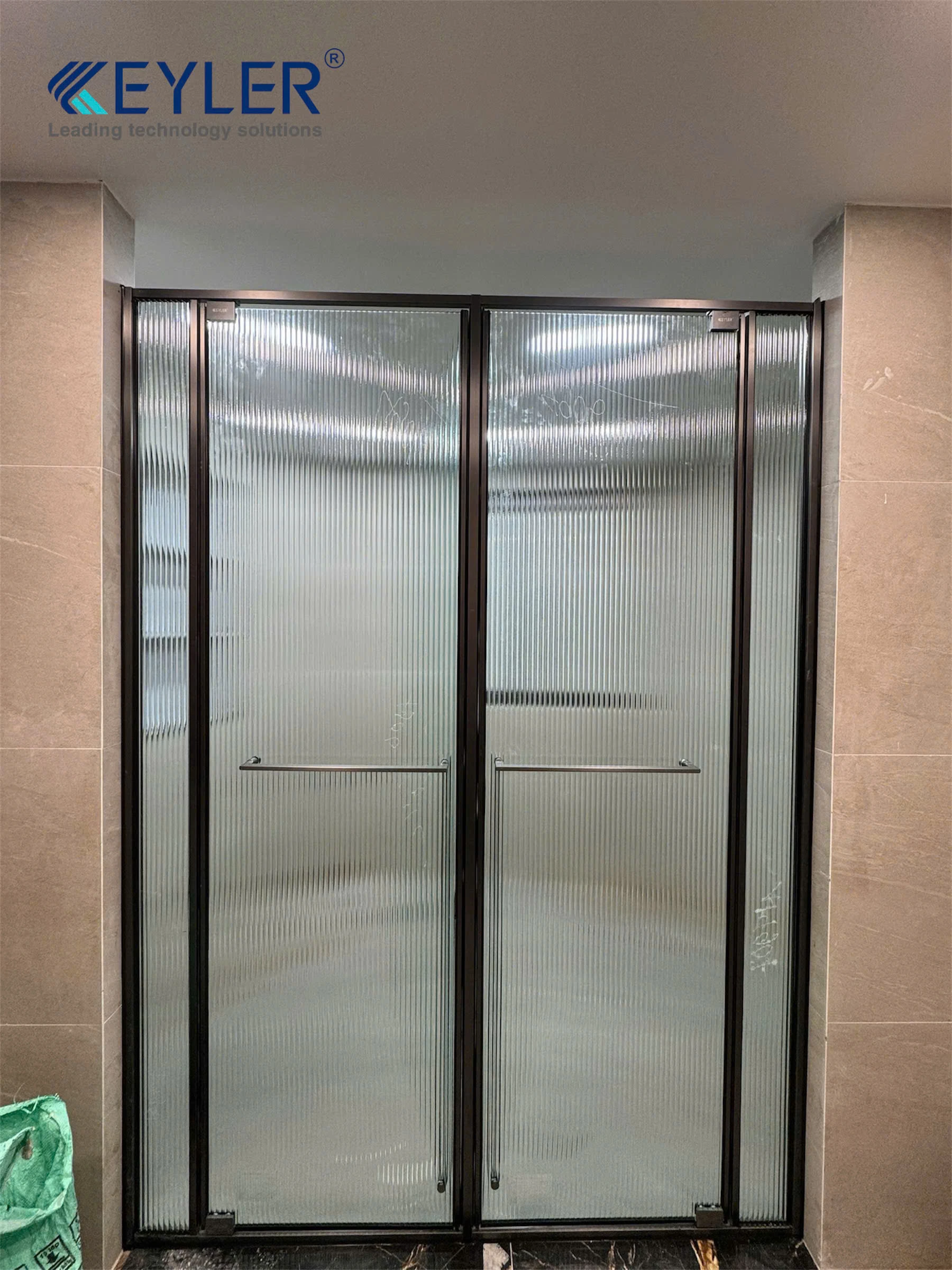 Hoàn Thiện Cabin Tắm Kính Chữ T KL-9027T Màu Đen – Kính Sóng Cao Cấp Tại Bắc Ninh