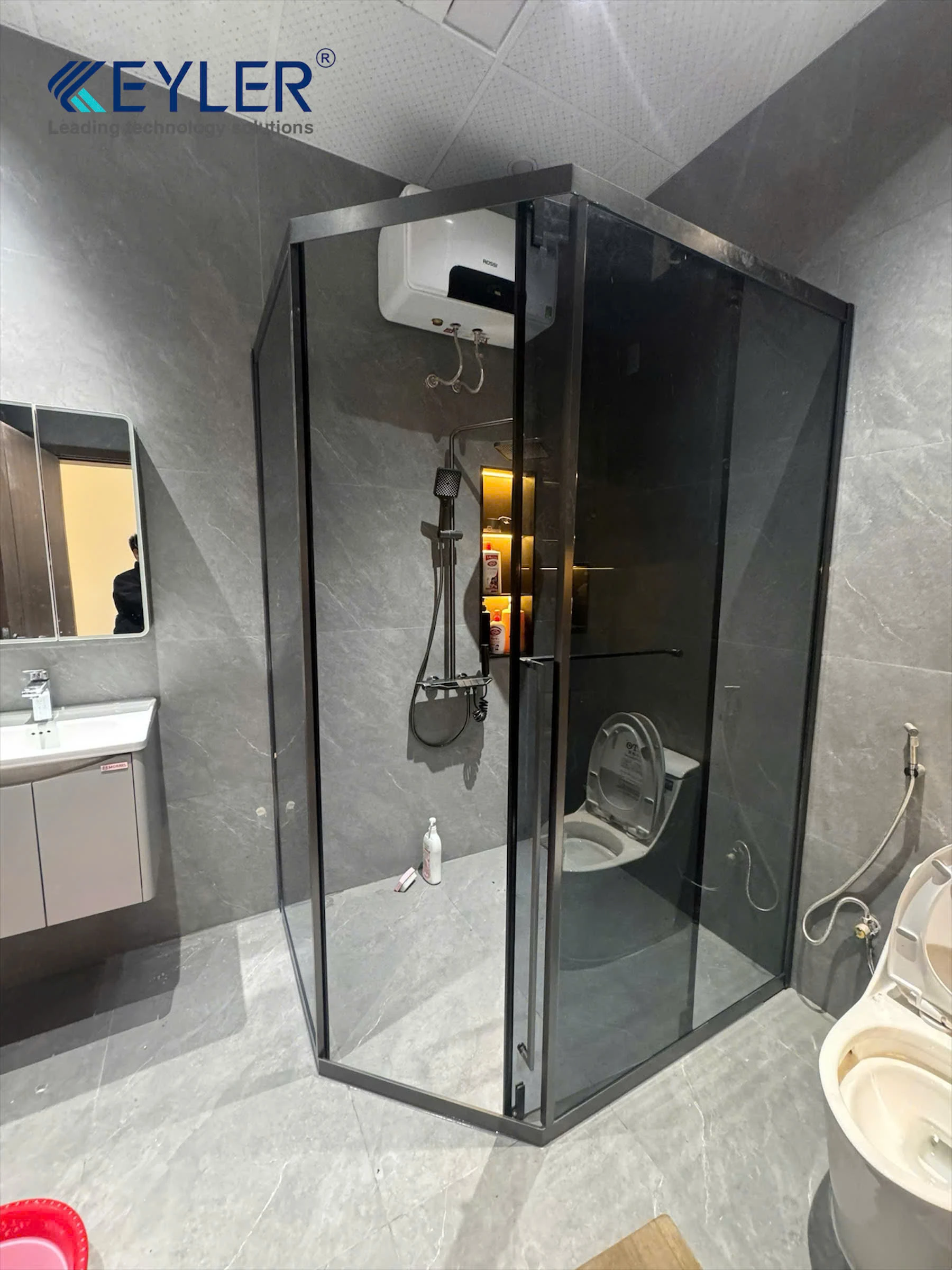 Bàn giao hệ Cabin tắm kính 135 độ KL-5037 màu đen kính xám khói tại nhà anh Tùng – Hải Phòng