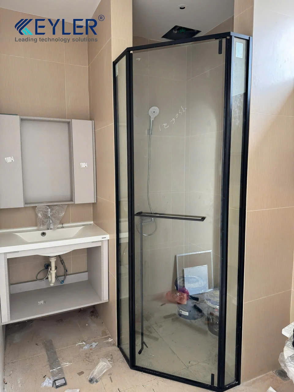 KHÁCH HÀNG HÀ NỘI LẤY PHỤ KIỆN CABIN TẮM KÍNH KEYLER ĐỂ THI CÔNG CHO CHỦ NHÀ